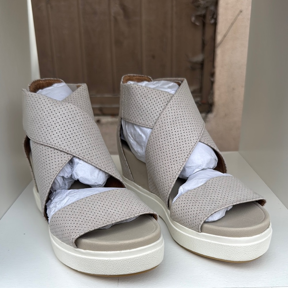 DR. SCHOLLS- Women's Beige Sandals